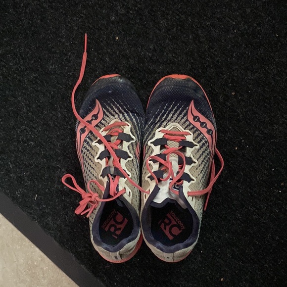 Saucony running shoes.Size 6. - Picture 3 of 3